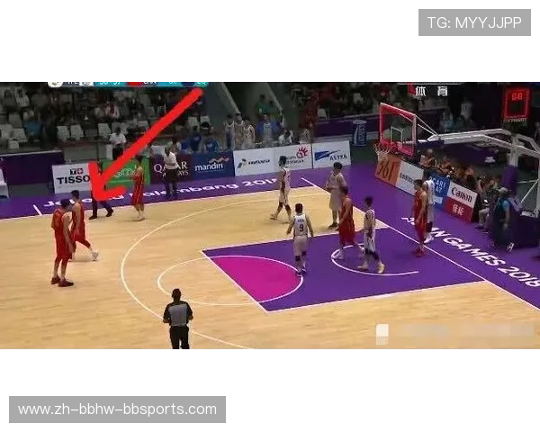 篮球比赛中如何利用空间拉开防守为队友创造更好得分机会